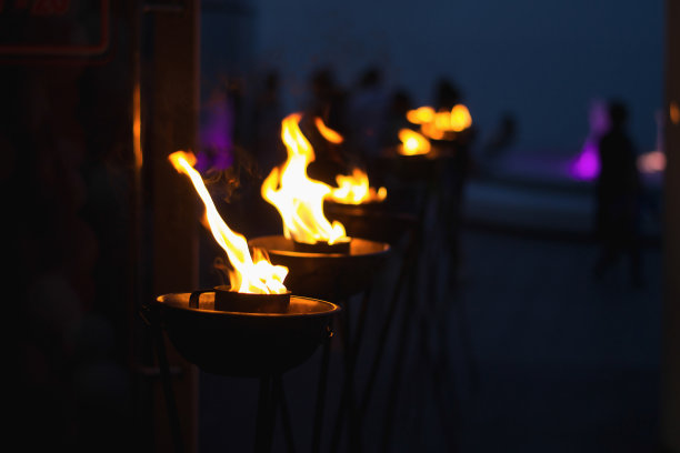 现代的火炬在晚上排成一排图片下载