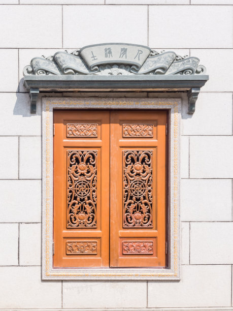 中国传统木雕窗。图片下载