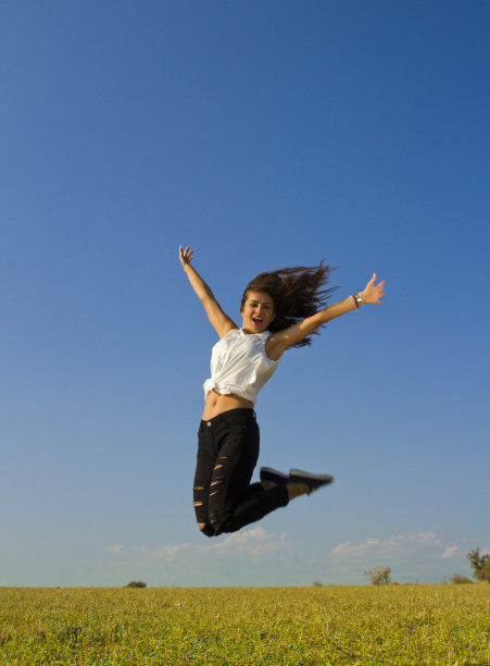 快乐美丽的女孩飞向空中图片下载