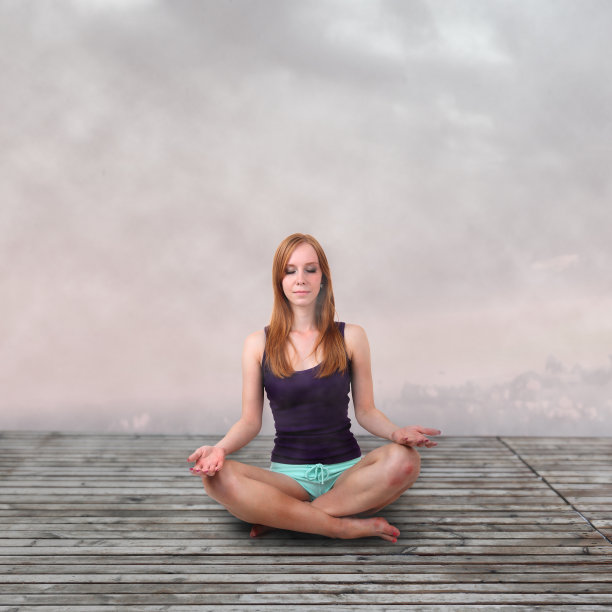 女孩冥想图片下载