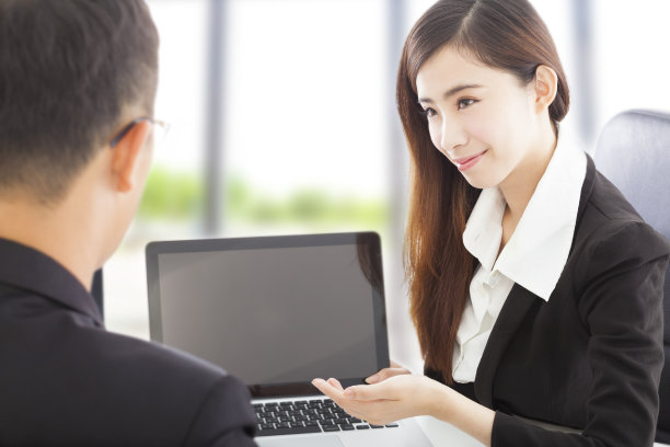 微笑的商务女性展示和解释一个项目图片下载