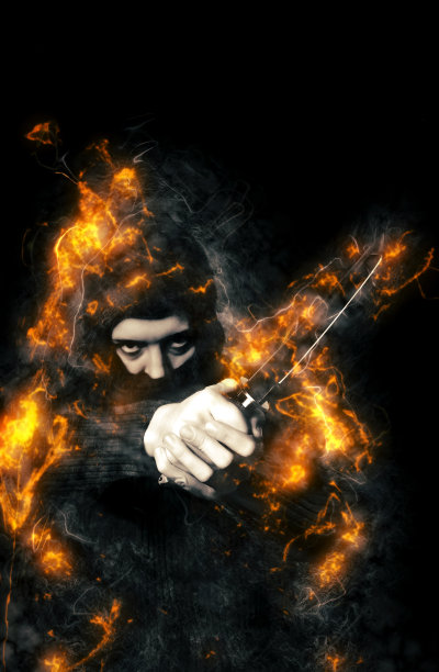 带着忍者刀的蒙面人着火了。图片下载