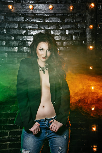 穿着夹克和牛仔裤的黑发女人图片下载