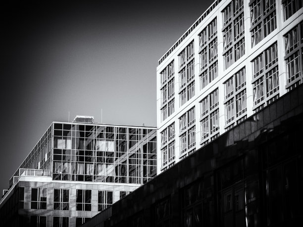 黑白相间的办公大楼图片下载