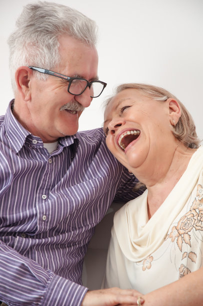 幸福微笑的老年夫妇图片下载