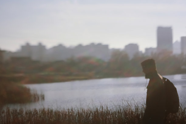 模糊的剪影的旅行者图片下载