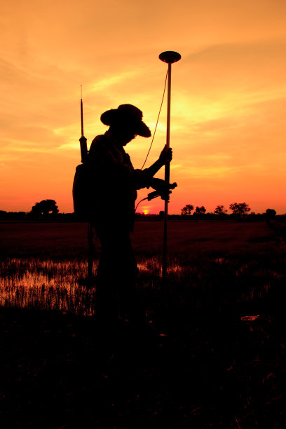 测量人员在野外使用GPS进行数据采集图片下载