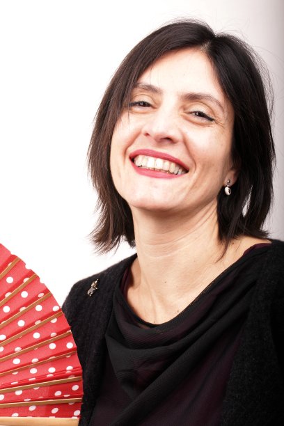 拿红扇的女人图片下载