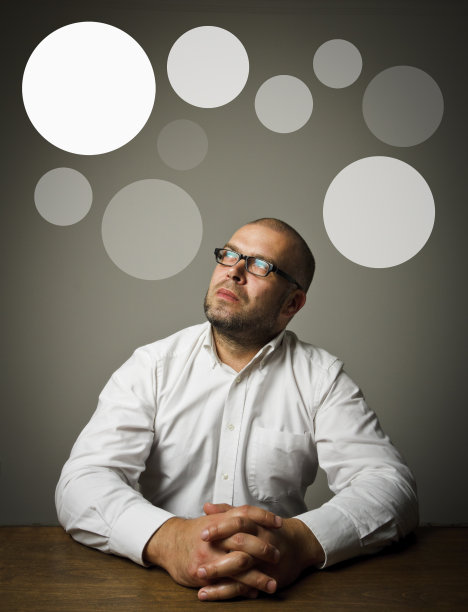 白灰相间的男人。图片下载