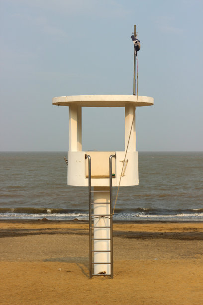 海滩上的瞭望塔图片下载