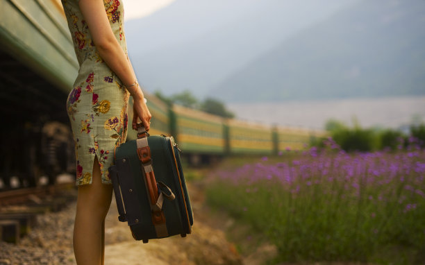 年轻女子背着行李在古老的复古火车图片下载