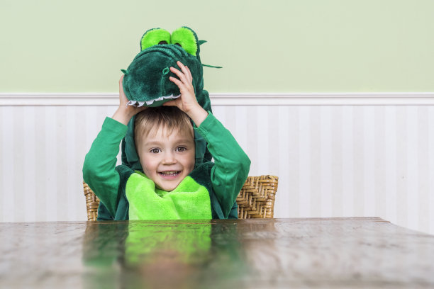 穿着鳄鱼服装的漂亮孩子图片下载