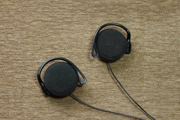 耳机贴着东方地毯图片下载