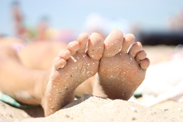 沙滩上的双脚图片下载