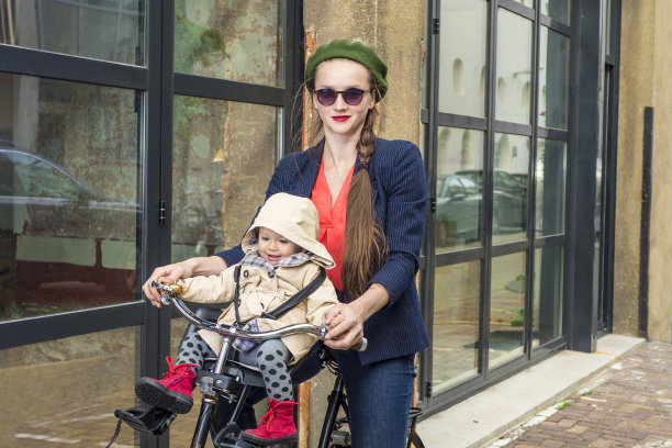 摩托车和小女儿骑着自行车图片下载