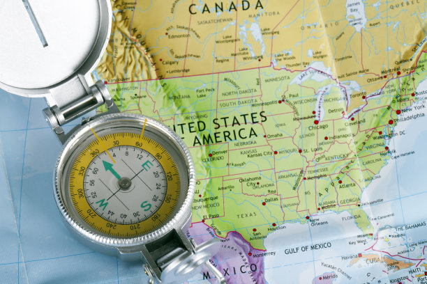 彩色地图上指南针的特写镜头图片下载