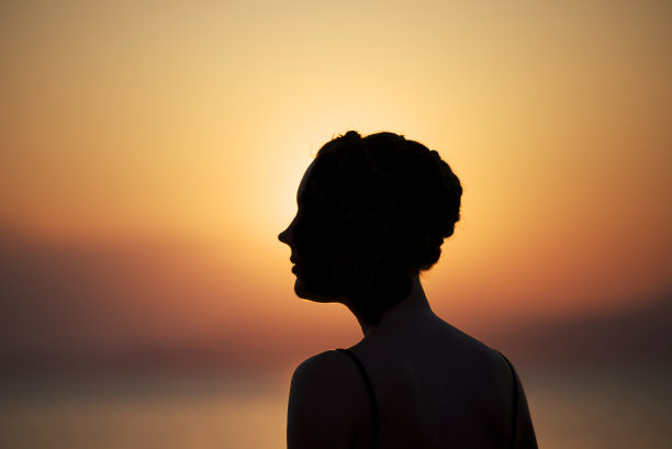 日落时女人的剪影图片下载