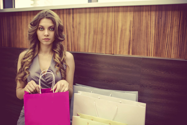 在长椅上图片下载