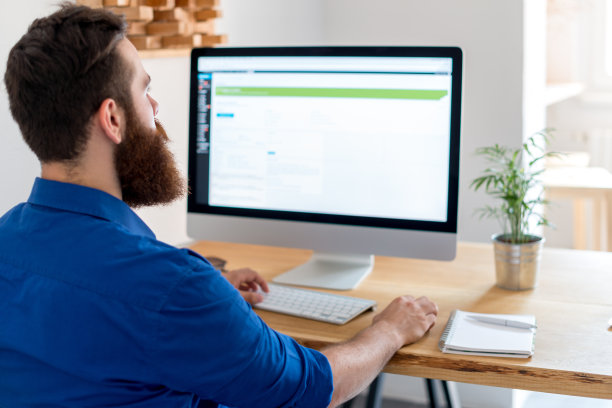 年轻的程序员图片下载