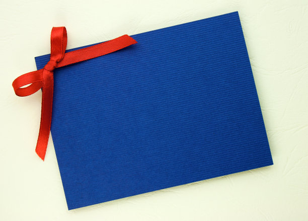 空白的礼品标签，用红丝带系蝴蝶结图片下载