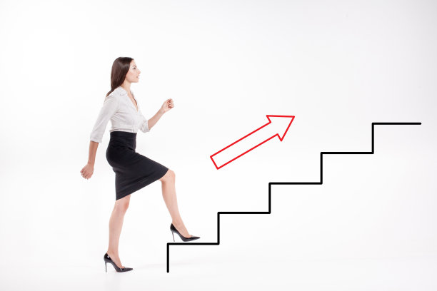 年轻的女商人走上楼梯图片下载