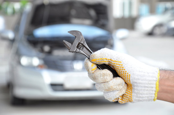 手握扳手-汽车检修概念图片下载