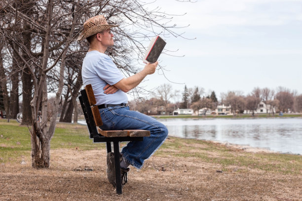 一个人坐在长凳上看书图片下载