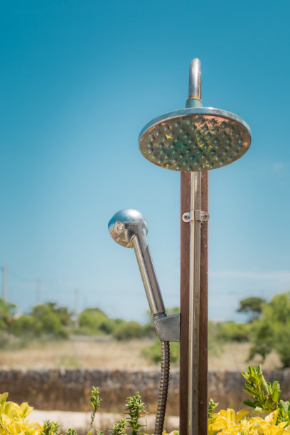 在外面洗澡图片下载