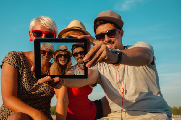 三个年轻人在自拍图片下载