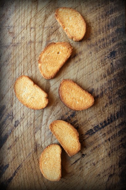 木桌上的干果的复古照片图片下载