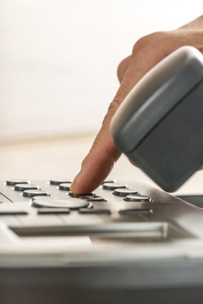 男性用手拨打电话号码素材图片