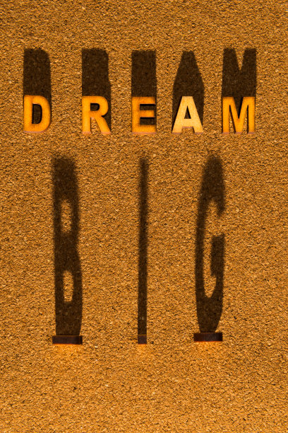 木制字母大梦想和阴影软木留言板图片下载