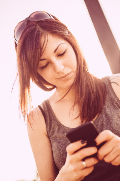 年轻女性使用电话图片下载