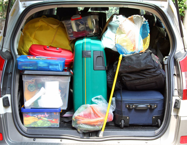 家庭度假时放在汽车后备箱里的行李箱图片下载