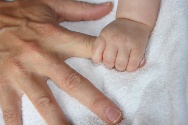 一只小手紧抓着妈妈的手指图片下载