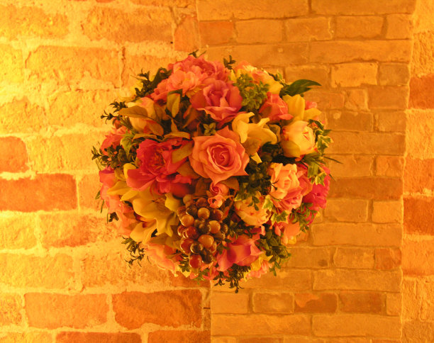 咖啡馆天花板下的内部花束?图片下载