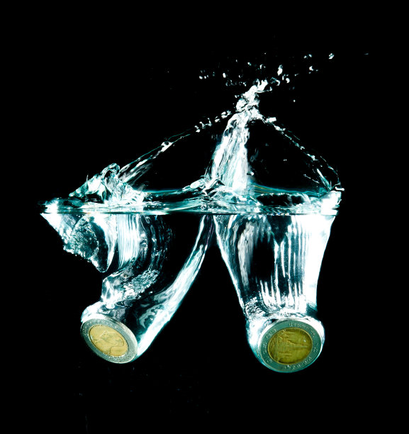 硬币落到水里图片下载
