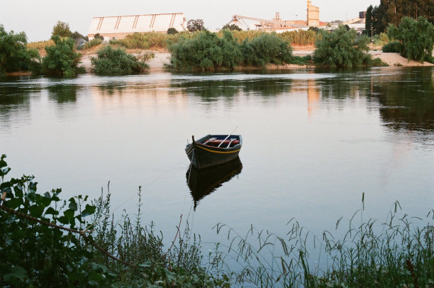 河上的葡萄牙船图片下载