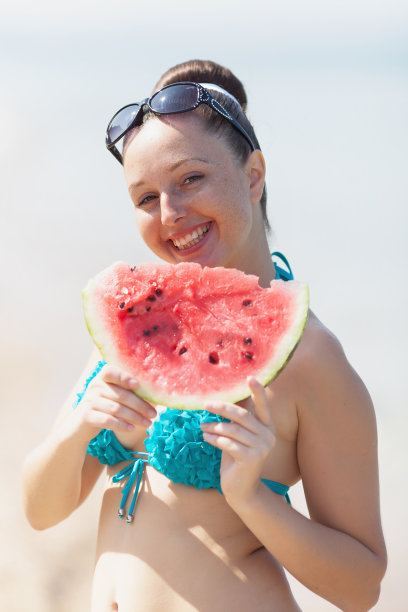 西瓜的女孩图片下载