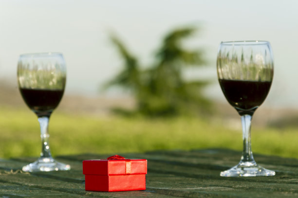 葡萄藤杯和礼盒图片下载