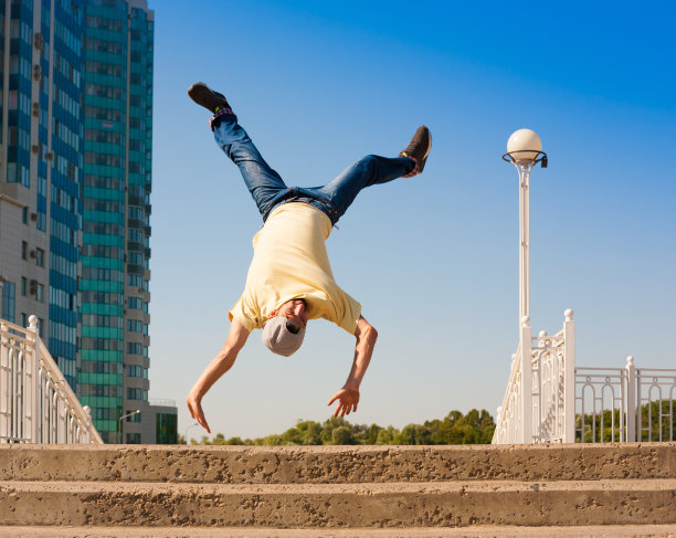 男人跳舞黄色衬衫蓝色牛仔裤图片下载