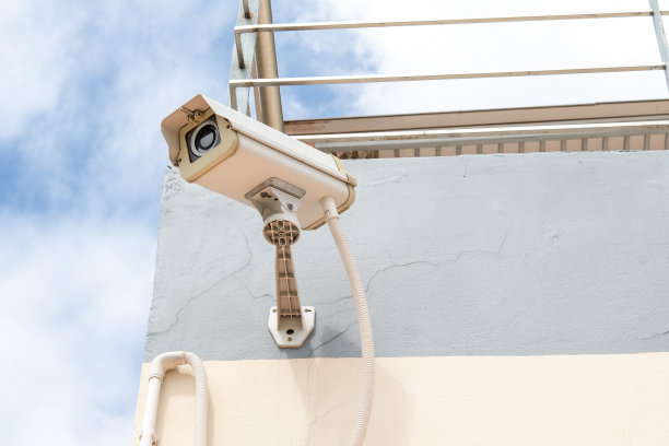 混凝土墙上的监控摄像头图片下载