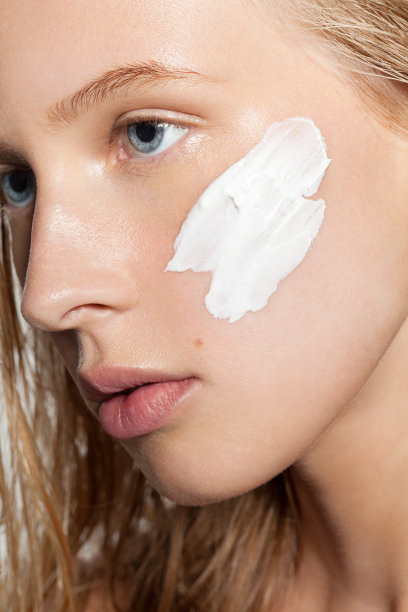 特写霜在一个女人的脸上与干净的皮肤素材图片