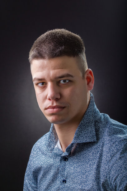 严肃的人图片下载