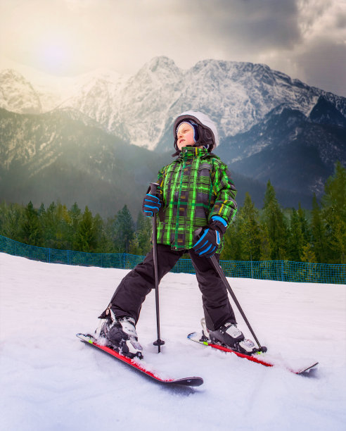 高山滑雪场的小滑雪者图片下载