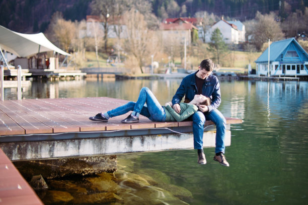 一对情侣在泊位休息图片下载