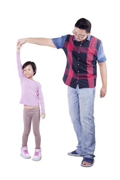 小女孩和她的父亲跳舞图片下载