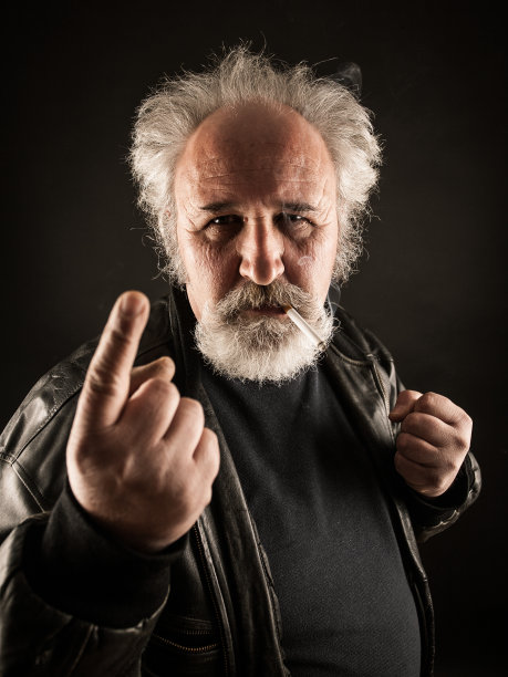 拿着香烟的臭脾气男人图片下载