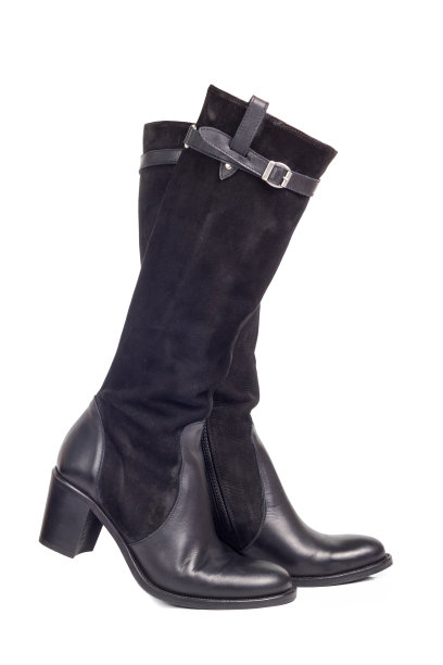 一双黑人妇女的靴子孤立在白色背景上图片下载