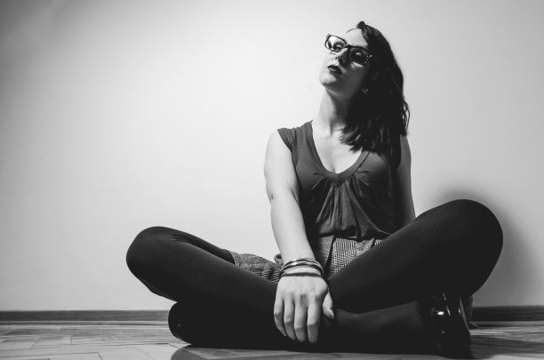 女孩坐在地板上图片下载